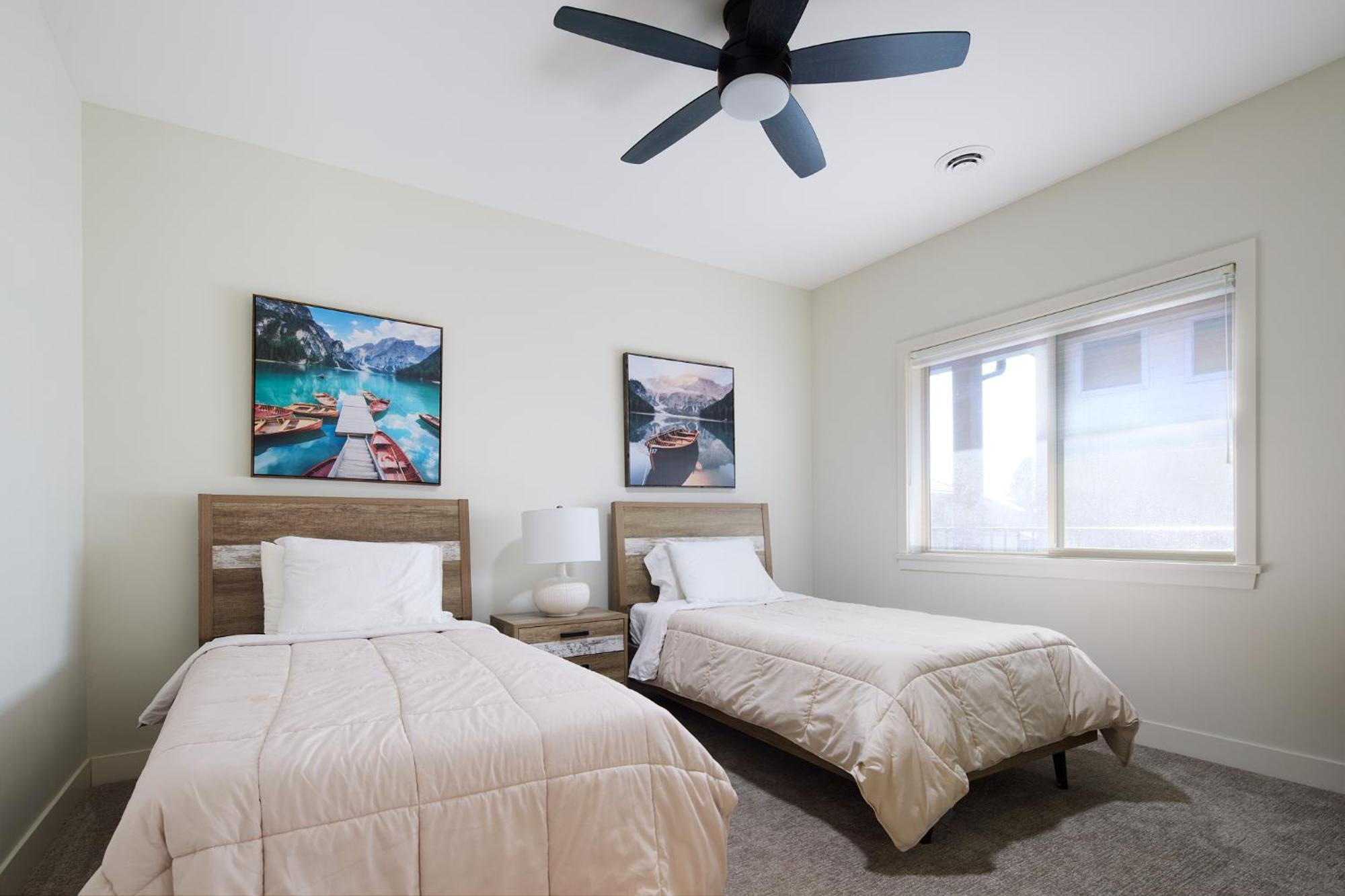 Lakeside Luxe Haven Apartment *